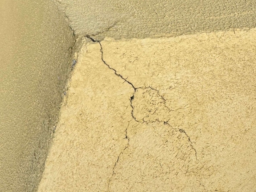 monolithic cracks